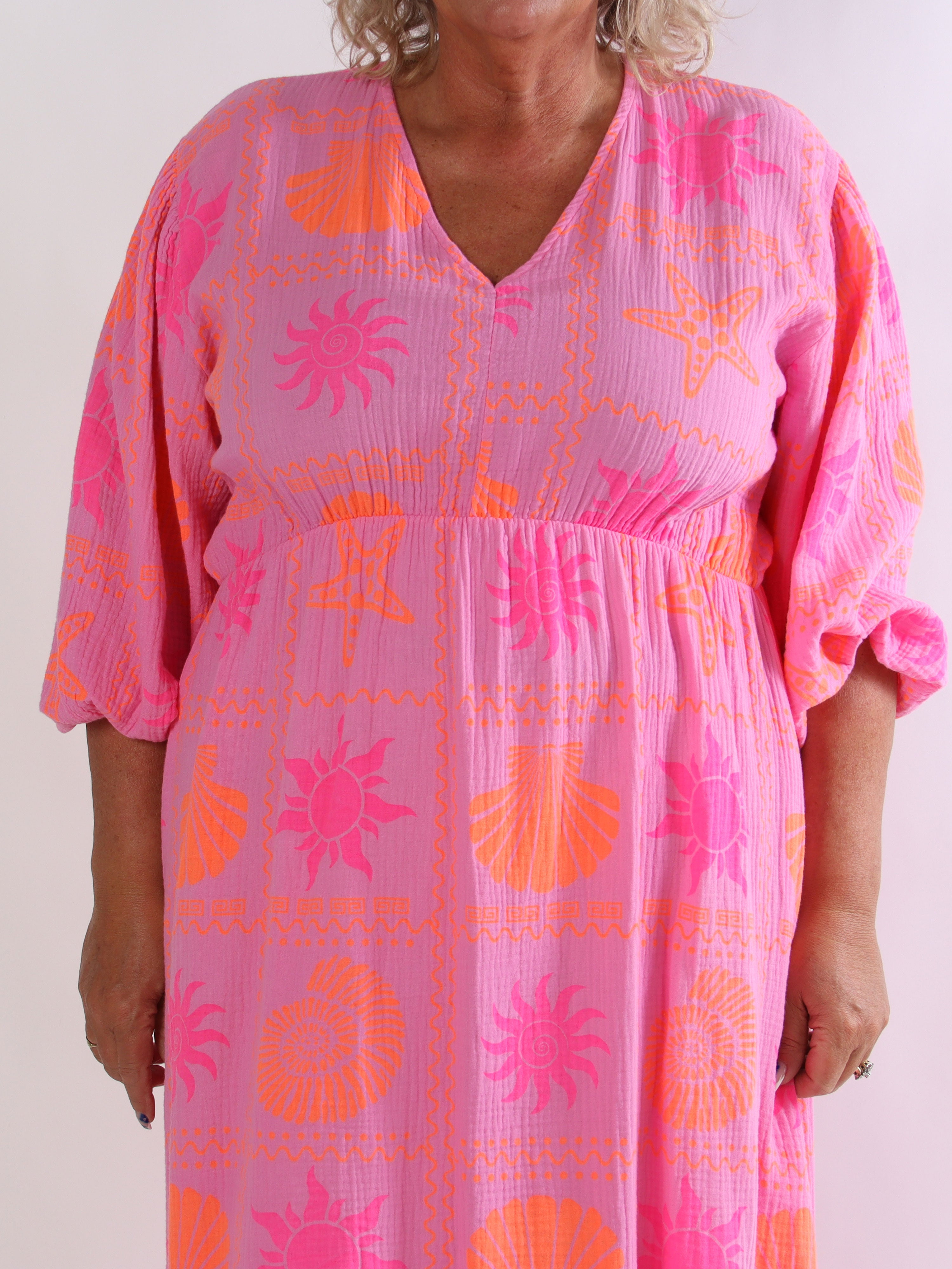 Jasmin - Lång plus size klänning i mjukt muslintyg med färgglada motiv